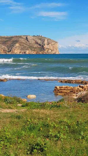 Una playa cerca, sillas reclinables de playa