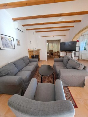 Televisión, chimenea, libros, estéreo