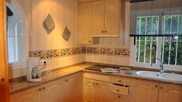 Jääkaappi, mikroaaltouuni, uuni, liesi