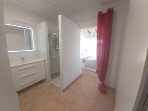 2 chambres, fer et planche à repasser, Wi-Fi gratuit, draps fournis
