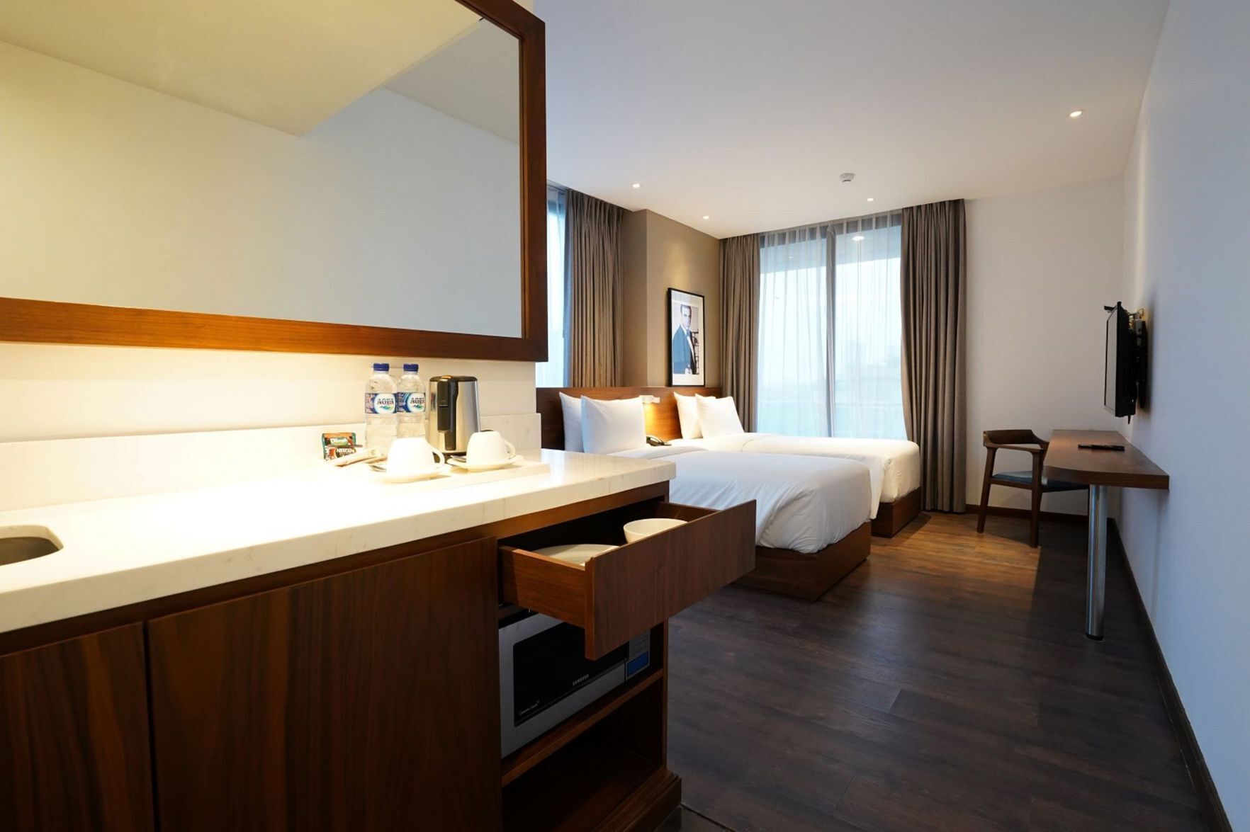 Een minibar, een kluis op de kamer, een bureau, verduisterende gordijnen