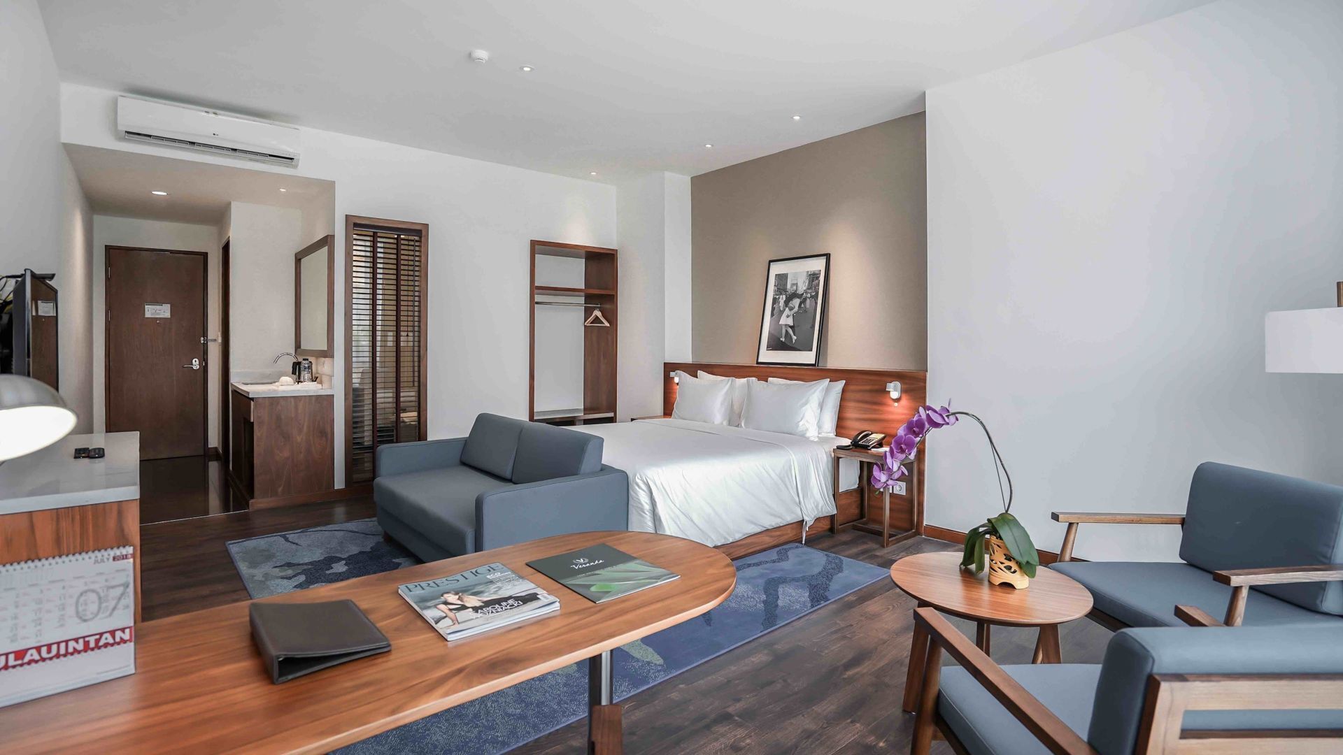 Een minibar, een kluis op de kamer, een bureau, verduisterende gordijnen