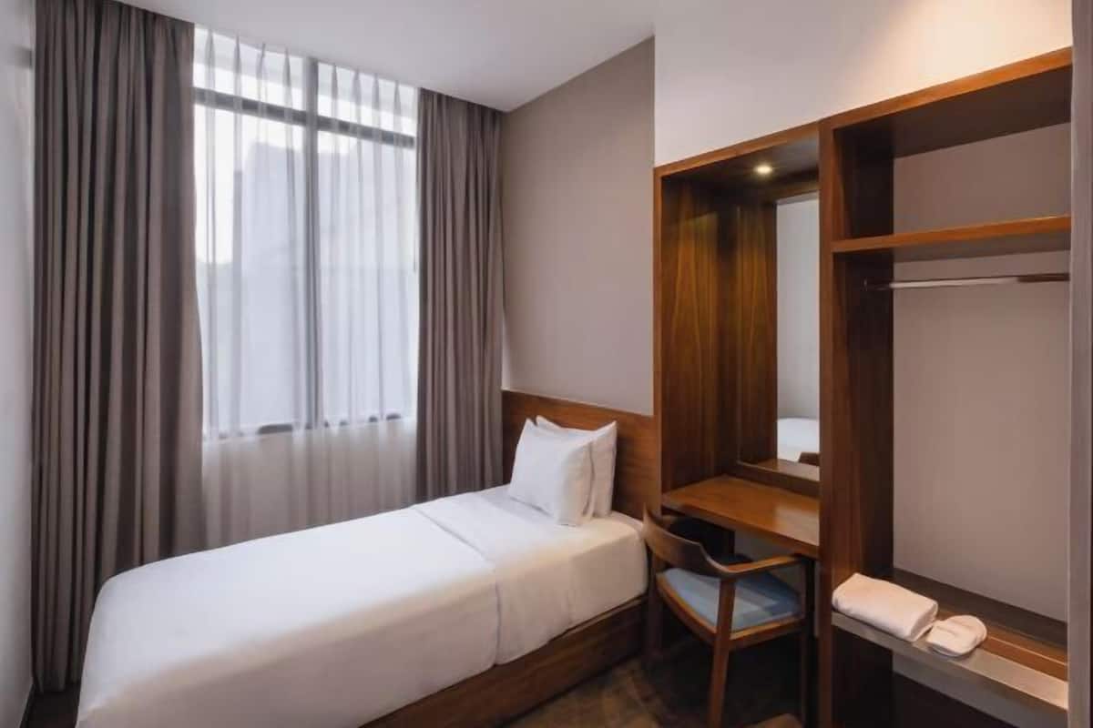 Minibar, coffres-forts dans les chambres, bureau, rideaux occultants