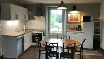 Een koelkast, een microgolfoven, een oven, een kookplaat