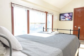 4 bedrooms, desk, iron/ironing board, WiFi