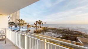 Property grounds - Beautifully renovated Master on Gulf Free round of Golf & Activities Daily! (Panama City Beach)