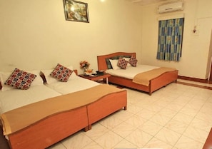 1 bedroom, bed sheets, wheelchair access - Regal hotel Matheran (Karjat)
