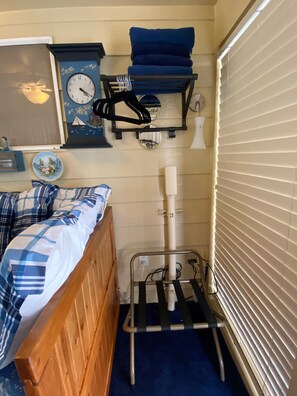 1 室のベッドルーム、デスク、アイロン / アイロン台、WiFi (無料)