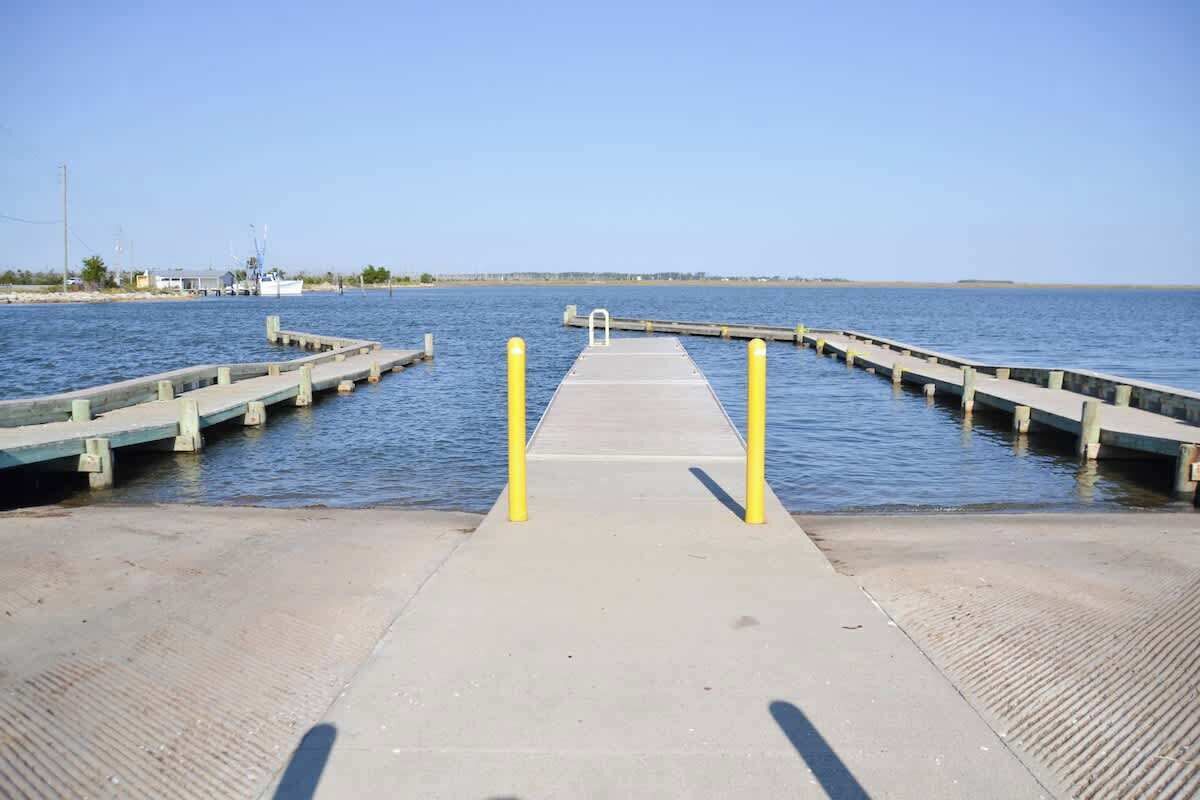 Un muelle se adentra en aguas tranquilas bajo un cielo despejado.