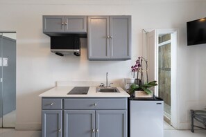 Køleskab, mikrobølgeovn, køkkentøj/tallerkener/redskaber