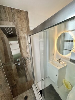 Combined shower/tub, hair dryer, towels, soap - Perfect stay right on the BEACH with POOL!!  (Miami Beach)