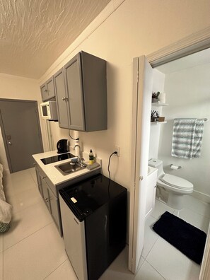 Kühlschrank, Mikrowelle, Kochgeschirr/Geschirr/Besteck