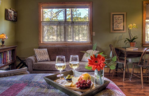 Spectacular setting, amenities, and centrally located to Mt. Rushmore and Custer State Park, and hiking. Wi-Fi. Excellent cell service (Verizon & ATT).A favorite cabin for honeymoons and anniversaries Private campfire. Off-season discounts. No extra