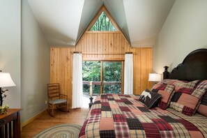 5 bedrooms, iron/ironing board, WiFi, bed sheets - Luxury Creekside Lodge at Huffman Creek Retreat, Wifi, Private Hiking Trails (Robbinsville)