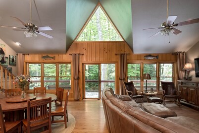 Luxury Creekside Lodge at Huffman Creek Retreat, Wifi, Private Hiking Trails