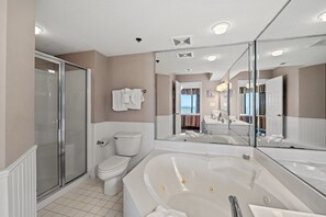 Combined shower/bathtub, towels - 2nd Floor Beach Club III. Oceanfront Pools, Sundecks | Beach Club III - 2E (North Myrtle Beach)