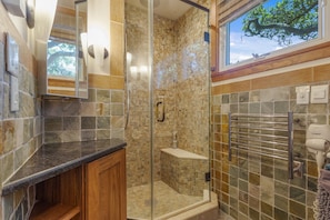 Dusche, Whirlpool, umweltfreundliche Kosmetikartikel, Haartrockner