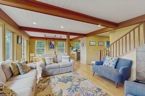 Télévision, cheminée, lecteur de DVD, table de tennis de table