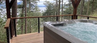 Ski-in / ski-out fra dette hundevennlige hjemmet med en dekk, firepit, og lydutsikt