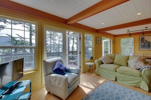 Télévision, cheminée, lecteur de DVD, table de tennis de table