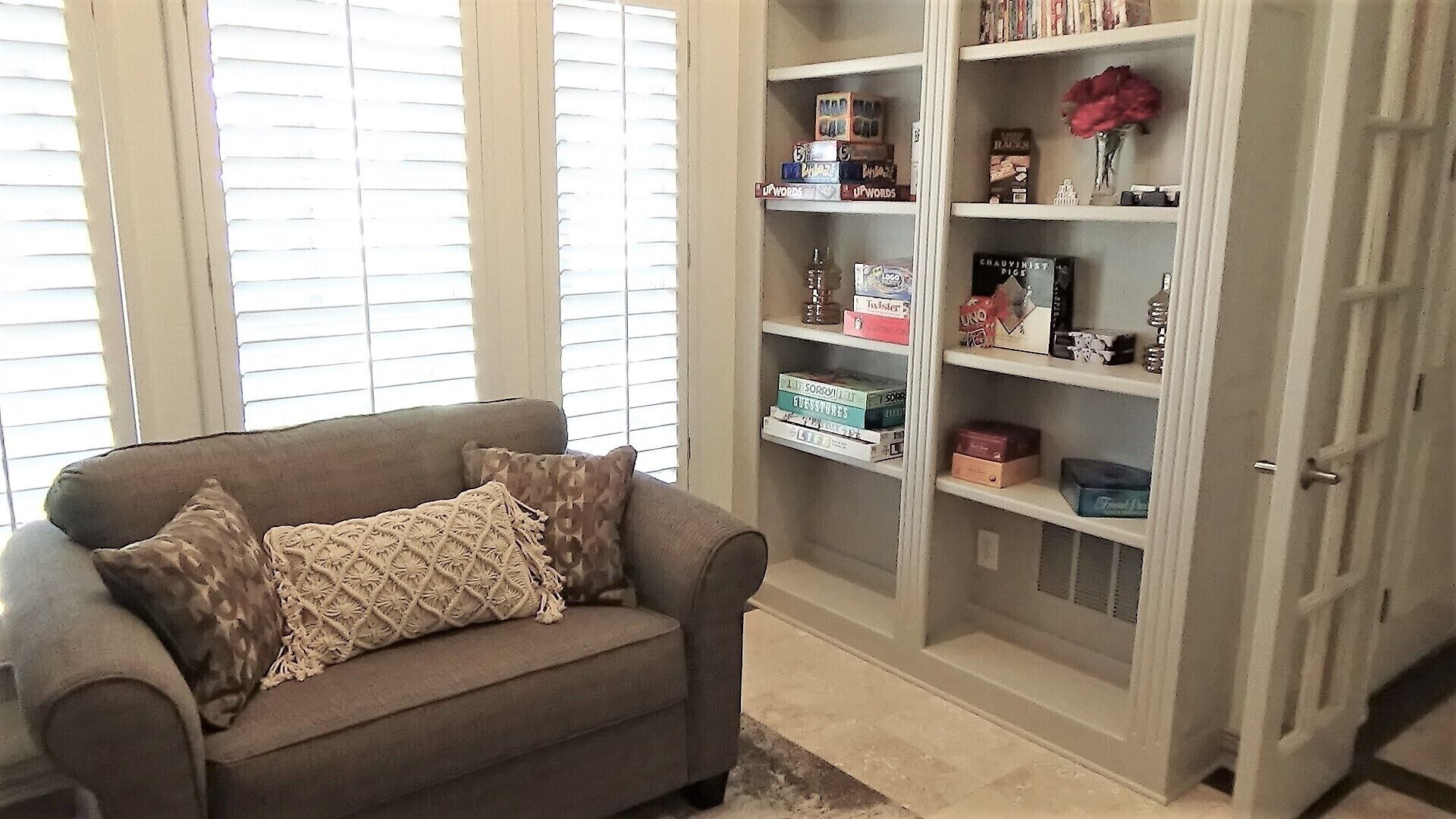 Smart-tv, eldstad, dvd-spelare och böcker