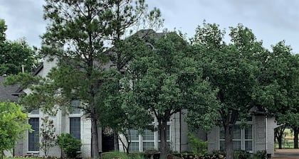 Casa grande (4100+ pies cuadrados) ubicada en 25 acres en el condado de Rockwall (para 11)