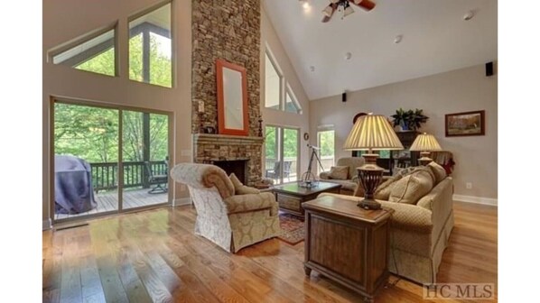 Smart-TV, Kamin, Videospiele, DVD-Player