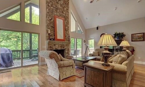 Newer Constructed Large Mountain Home in Luxury Gated Country Club w/hot tub