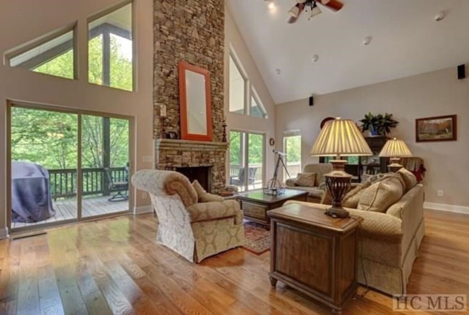 Älytelevisio, takka, videopelejä, DVD-soitin