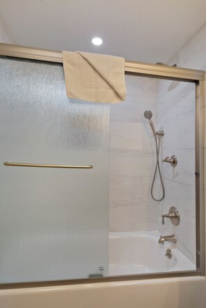 Bañera con ducha, secador de pelo, toallas, jabón