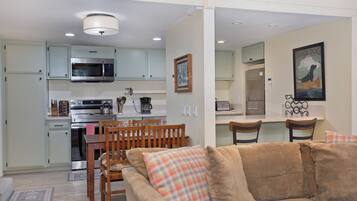 TV connectée, cheminée, livres, chaßne hi-fi