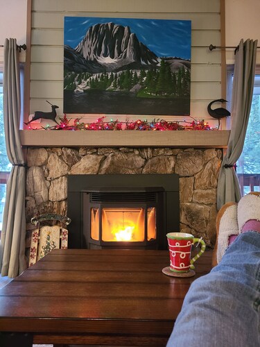 Year Round Fun! Ski /  High Speed Internet /  Large Screen TV / BBQ / Lakes