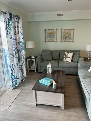 TV, DVD player, books, video library - OCEANFRONT & super clean! 90 steps to the beach😍the views are fab! (Carolina Beach)