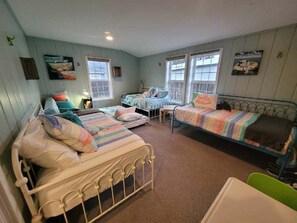 4 Schlafzimmer, Schreibtisch, Reisekinderbett