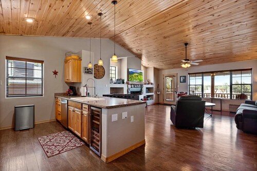 Spacious Cabin w/Wild Horses+National Forest+Dog Friendly+White Mountain Views