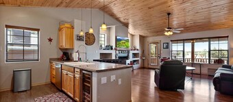 Spacious Cabin w/Wild Horses+National Forest+Dog Friendly+White Mountain Views