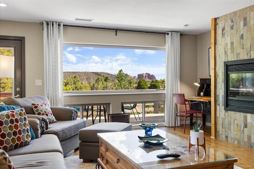 Modern Cottage - Views, Privacy, Hot Tub,  Walk to Town  