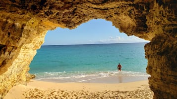 Spiaggia | Sulla spiaggia, lettini da mare, teli da spiaggia