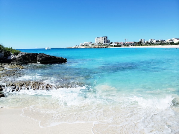 En la playa, camastros y toallas de playa