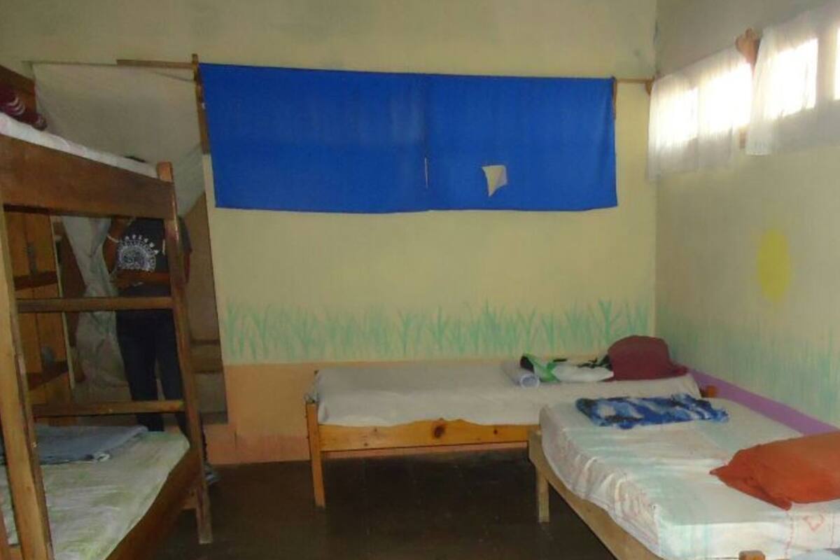 1 dormitorio, ropa de cama de alta calidad, escritorio