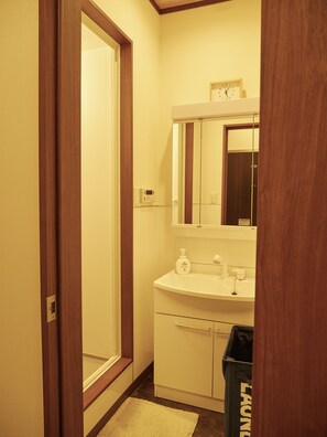 Shower, rainfall showerhead, free toiletries, slippers