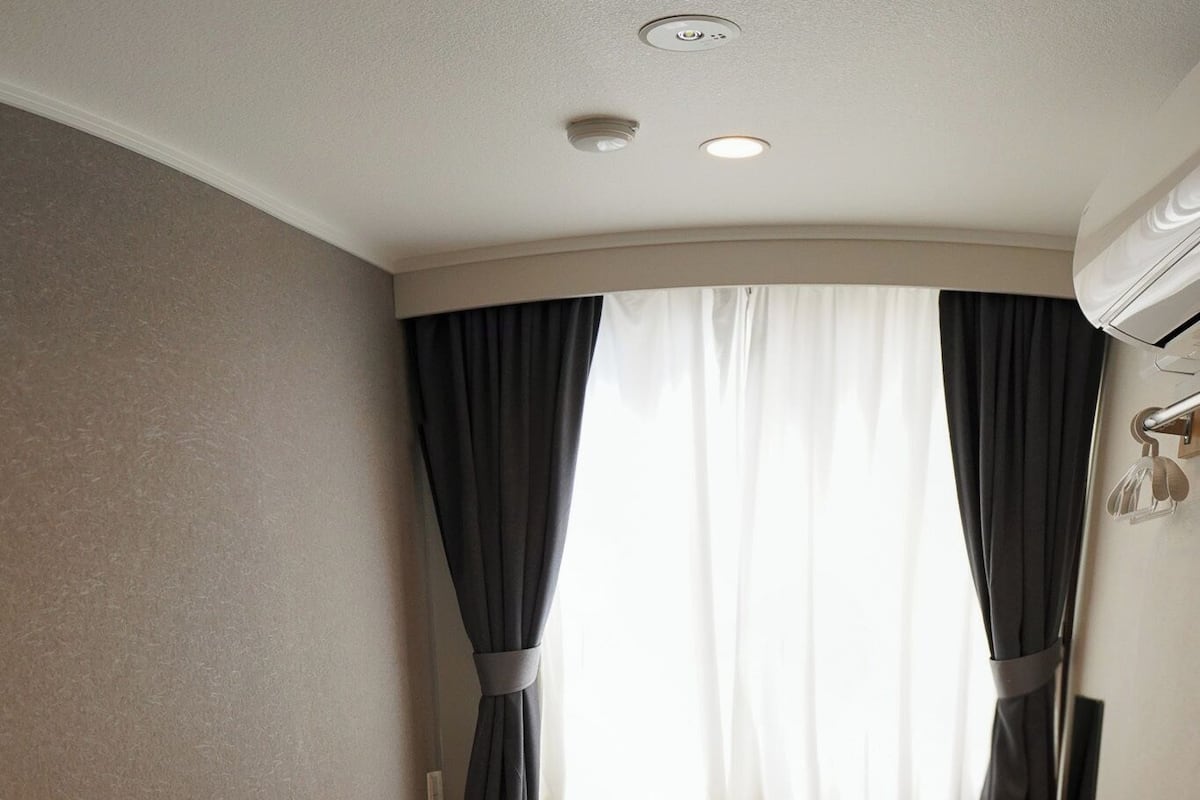 Basic Single Room, 1 Katil Bujang (Single), Non Smoking, Shared Bathroom | 1 bilik tidur, gebar bulu kapas, langsir/tirai gelap terus
