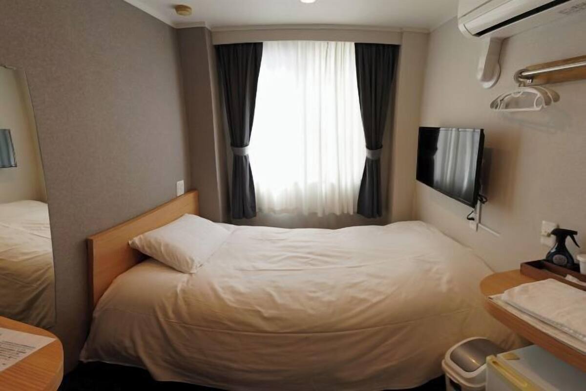 1 bedroom, down comforters, blackout drapes, WiFi (free)