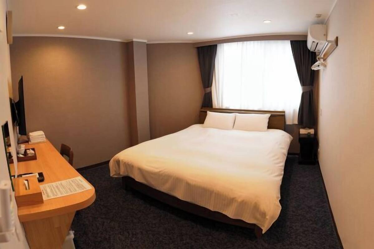 1 bedroom, down comforters, blackout drapes, WiFi (free)