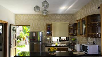 Comfort Apartment, 1 Bedroom, Ocean View, Beachside | Private kitchen | Fridge, microwave, oven, stovetop