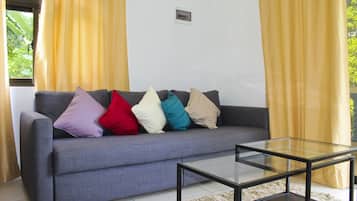 Appartement Confort, 1 chambre, vue océan, en bord de plage | Salle de séjour | Télévision à écran plat de 32 pouces avec chaînes par satellite