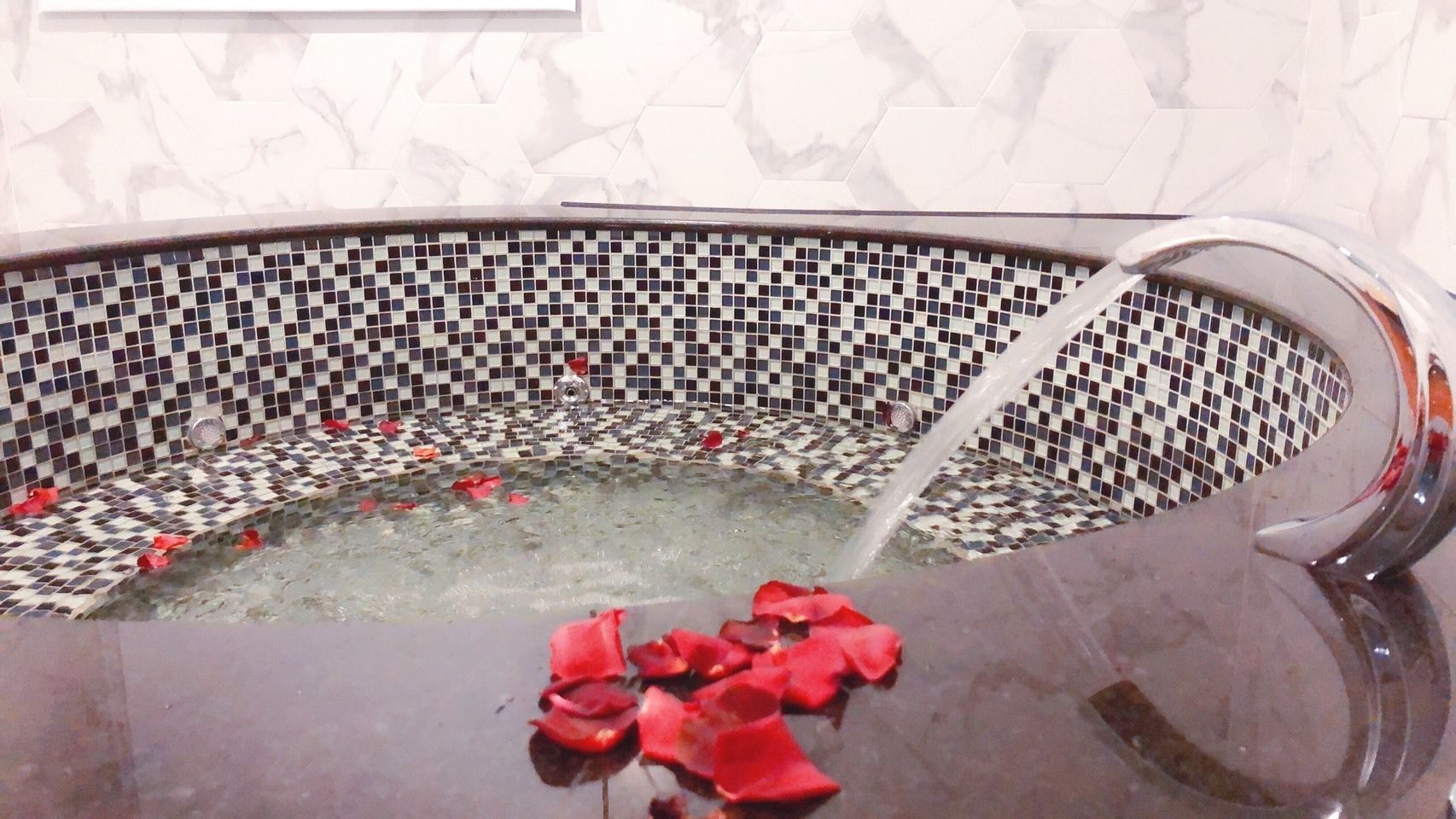 exclusive suite | jetted bathtub