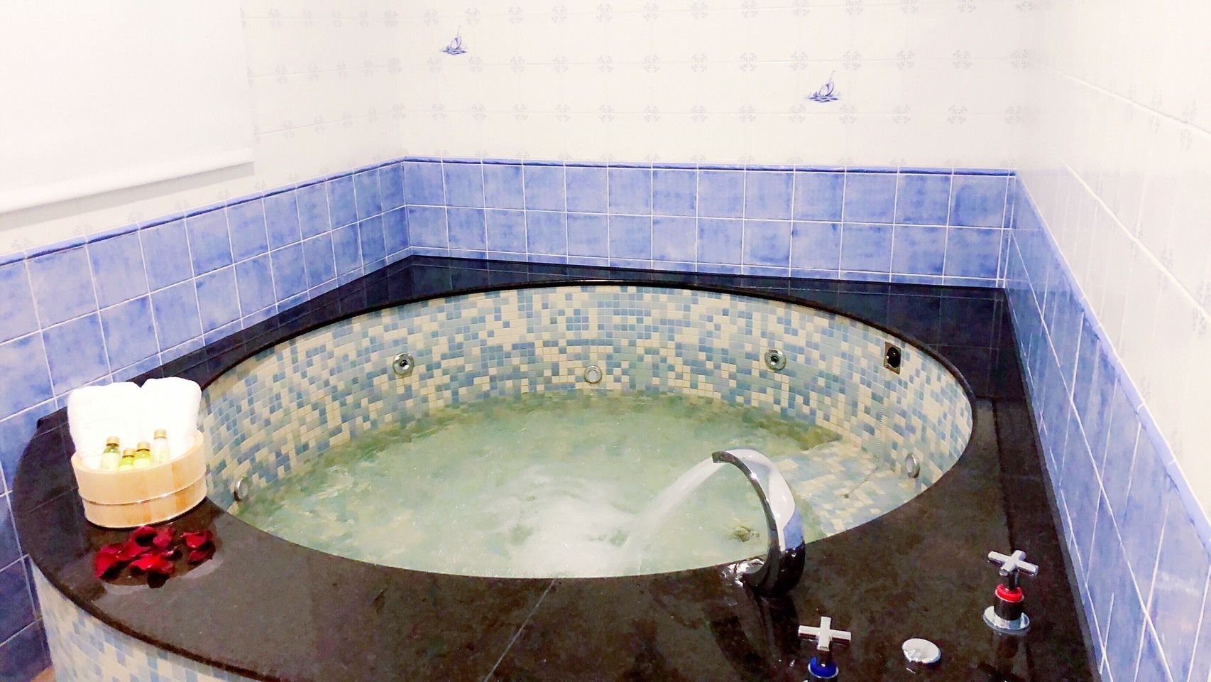 classic double room | jetted bathtub