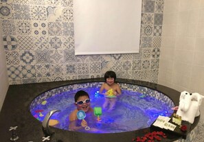 Deluxe Double Room | Jetted bathtub