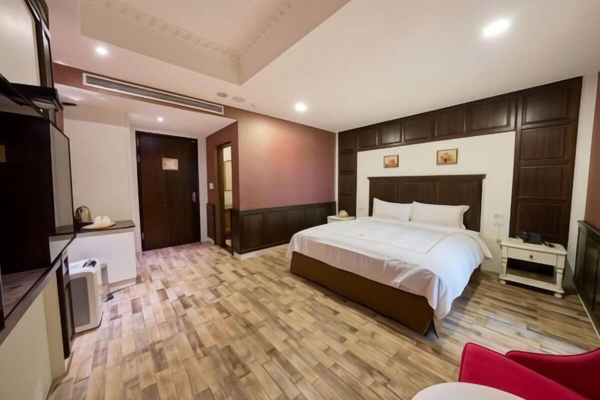 1 Schlafzimmer, hochwertige Bettwaren, Schreibtisch